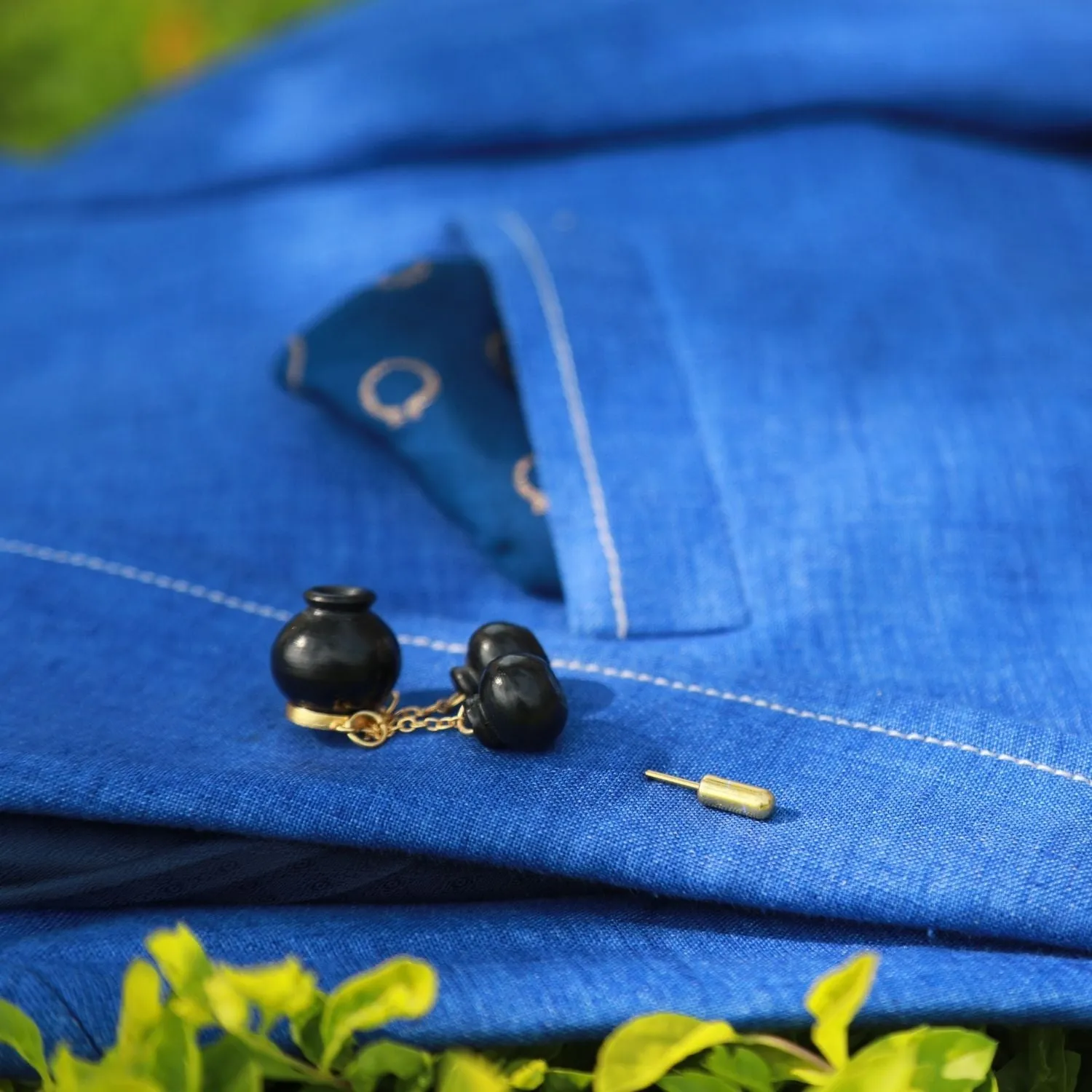 Artistic Lapelpin | Conceptual Jewellery | Hand-crafted | 22kt Gold Plated